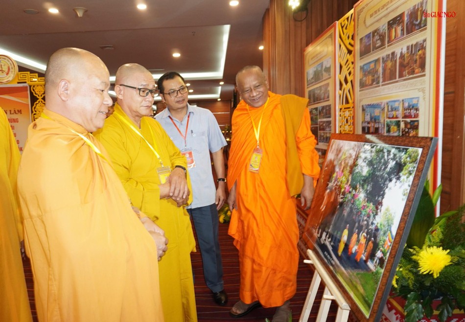 Chư tôn đức thích thú với hình ảnh voi rước Phật - trong dịp Phật đản tại huyện Lắk