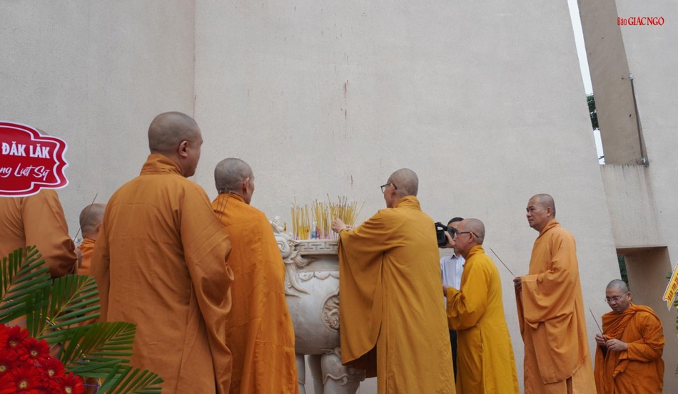 Dâng hương tưởng niệm