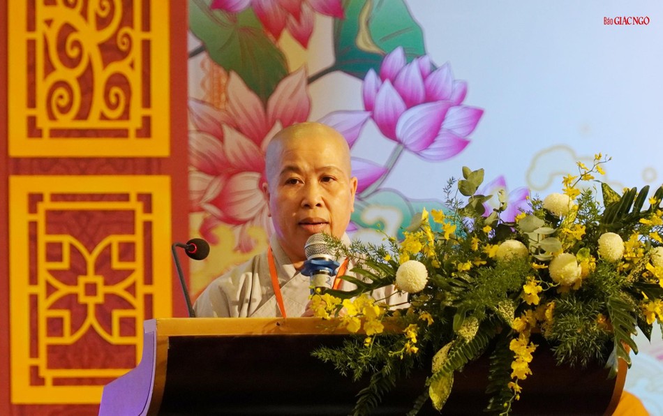 Sư cô Thích nữ Tịnh Minh trình bày tham luận của Phân ban Ni giới tỉnh