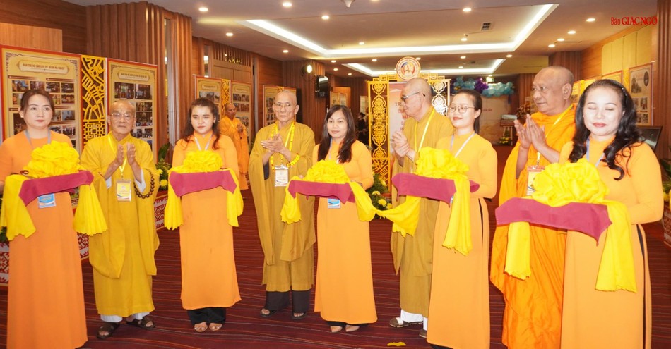 Chư tôn đức cắt băng khai mạc triển lãm