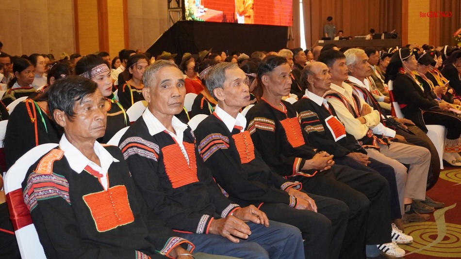 Bà con dân tộc tham dự Đại hội