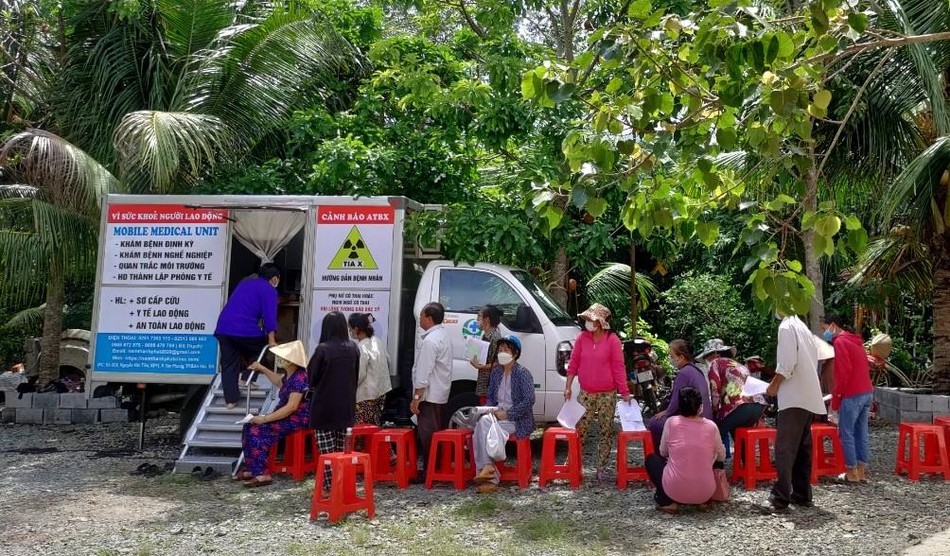 Bà con chờ đến lượt khám bệnh