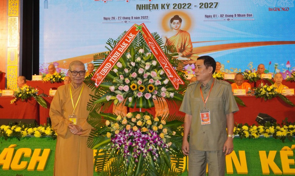 Lãnh đạo UBND tỉnh Đắk Lắk tặng hoa chúc mừng