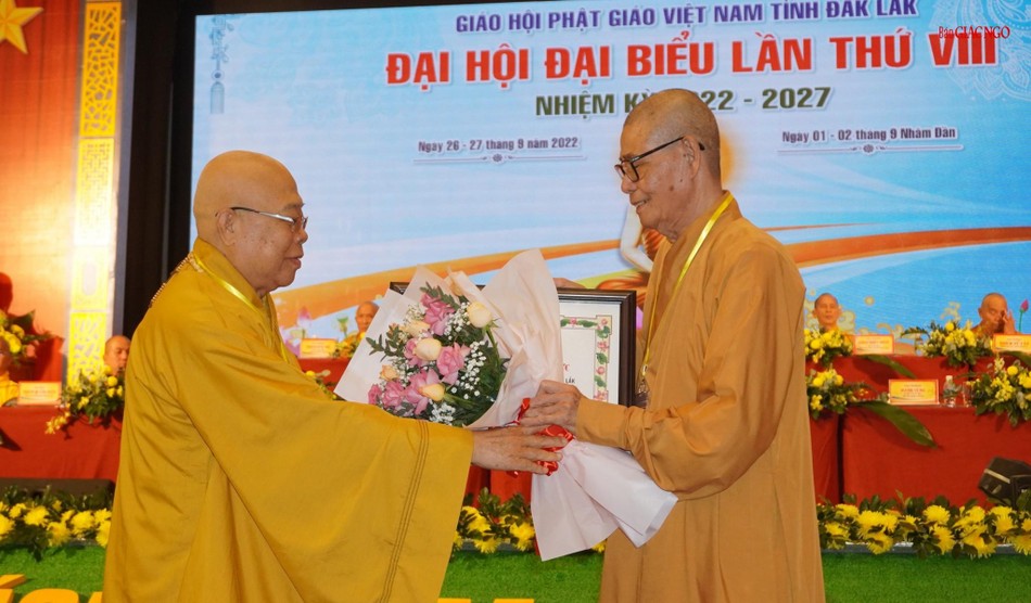 Hòa thượng Thích Quảng Xả trao bằng Tuyên dương công đức