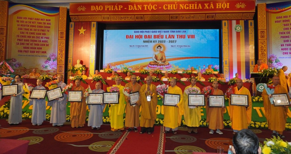 Hòa thượng Thích Huệ Trí trao bằng Tuyên dương công đức của Giáo hội đến các cá nhân