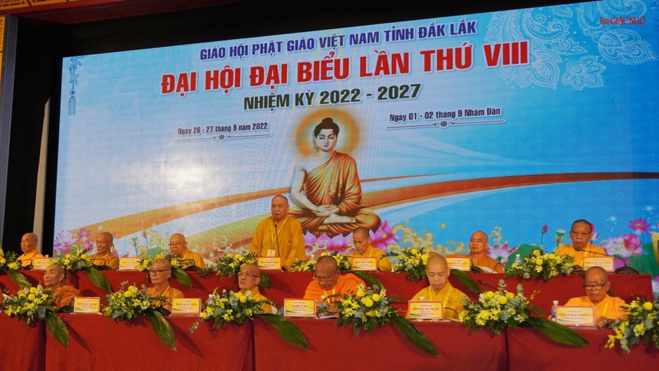 Hòa thượng Thích Thiện Pháp lấy ý kiến đại biểu