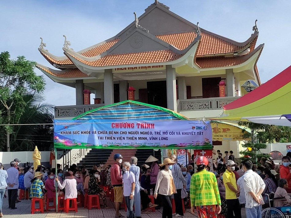 Khám sức khỏe và chữa bệnh miễn phí cho người nghèo, trẻ em