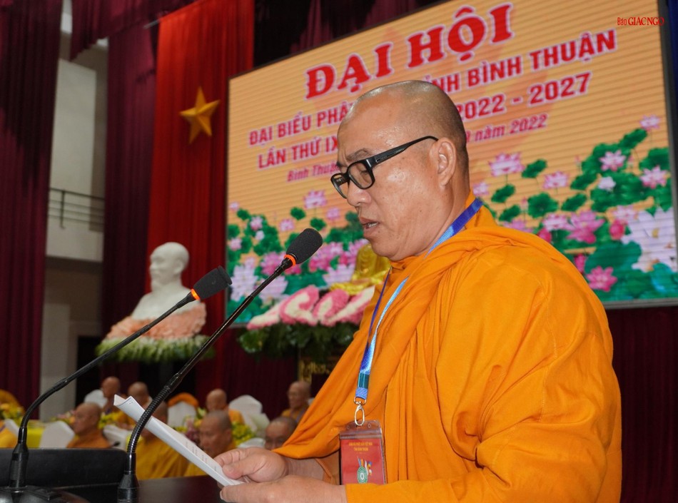 Thượng tọa Thích Giác Viễn, thay mặt Ban Kiểm soát Đại hội thông qua nội quy, số lượng đại biểu tham dự