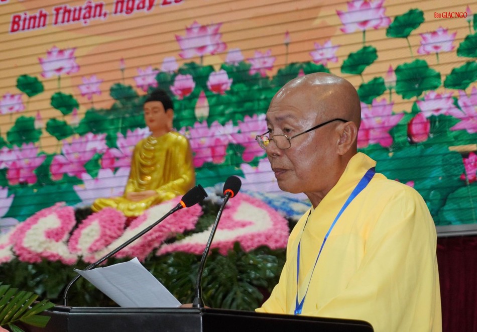 Hòa thượng Thích Trí Huệ đọc tham luận của Ban Tăng sự GHPGVN tỉnh