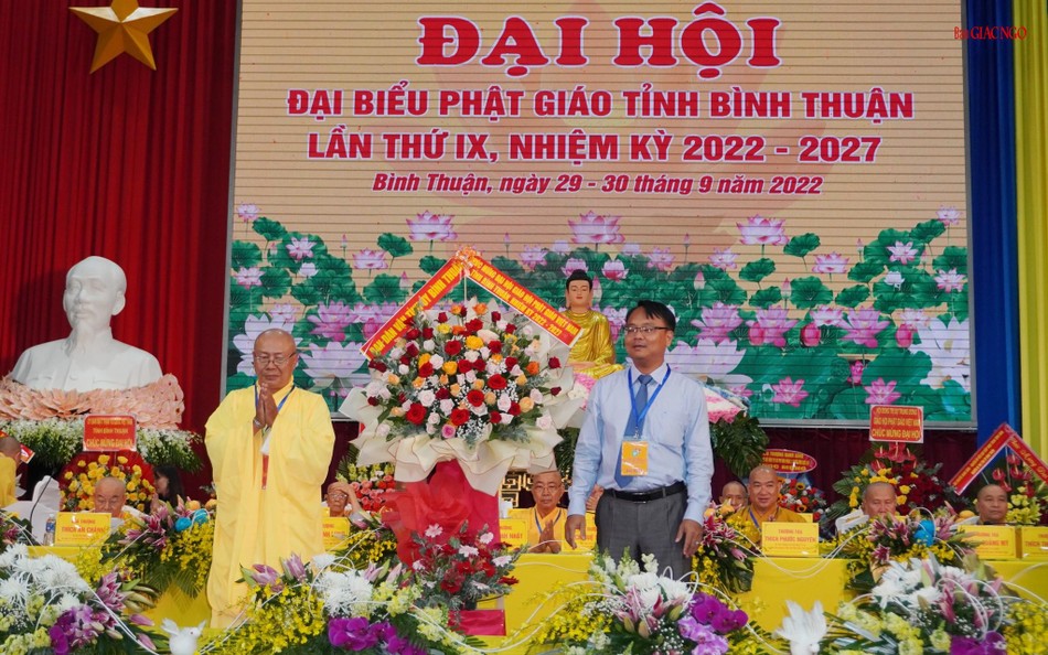 Lẵng hoa chúc mừng của Ban Dân vận Tỉnh Ủy tỉnh Bình Thuận