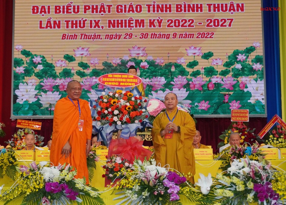 Hòa thượng Danh Lung tặng hoa chúc mừng