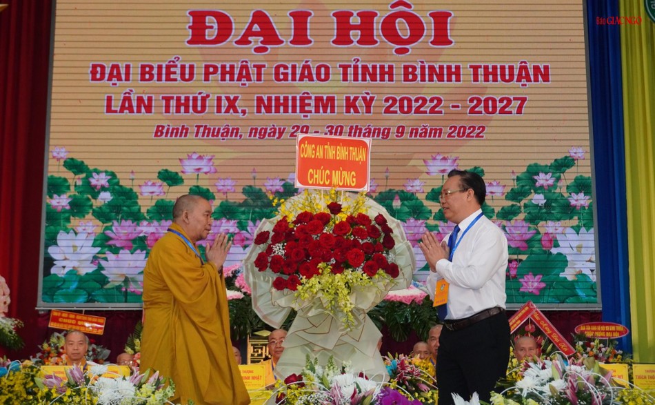 Lẵng hoa chúc mừng của Công an tỉnh