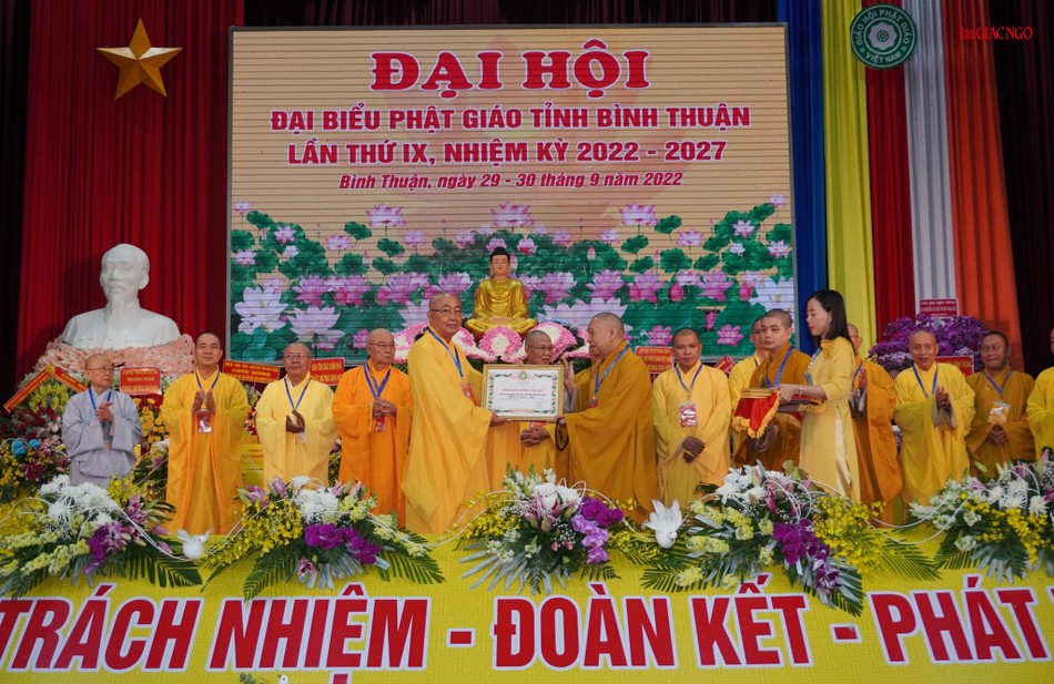 Hòa thượng Thích Thiện Pháp trao Bằng tuyên dương công đức đến tập thể Ban Trị sự GHPGVN tỉnh Bình Thuận nhiệm kỳ 2017-2022