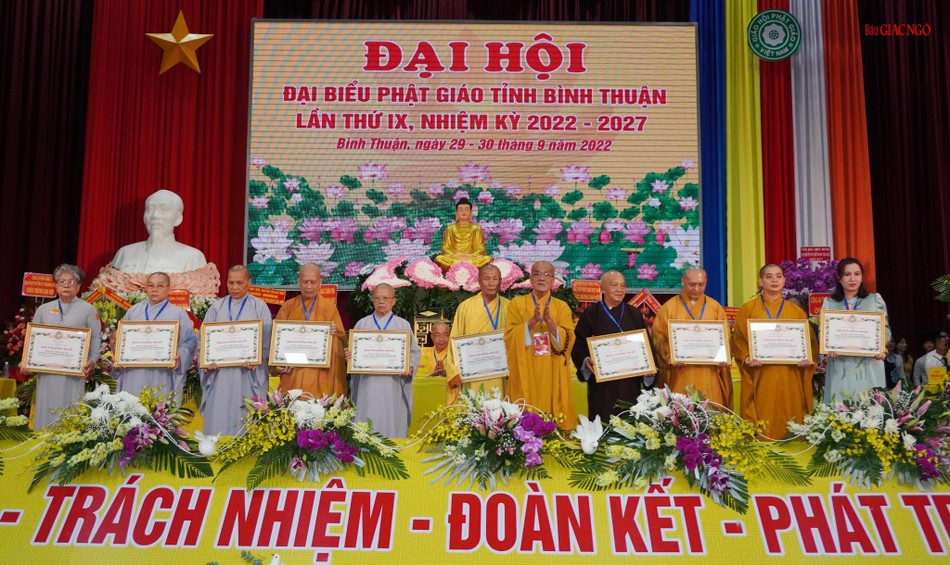 Hòa thượng Thích Giác Liêm trao Bằng Tuyên dương công đức của Giáo hội đến các cá nhân