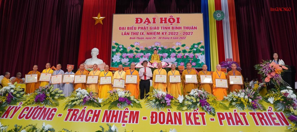 UBND tỉnh trao Bằng khen đến 10 tập thể và 15 cá nhân