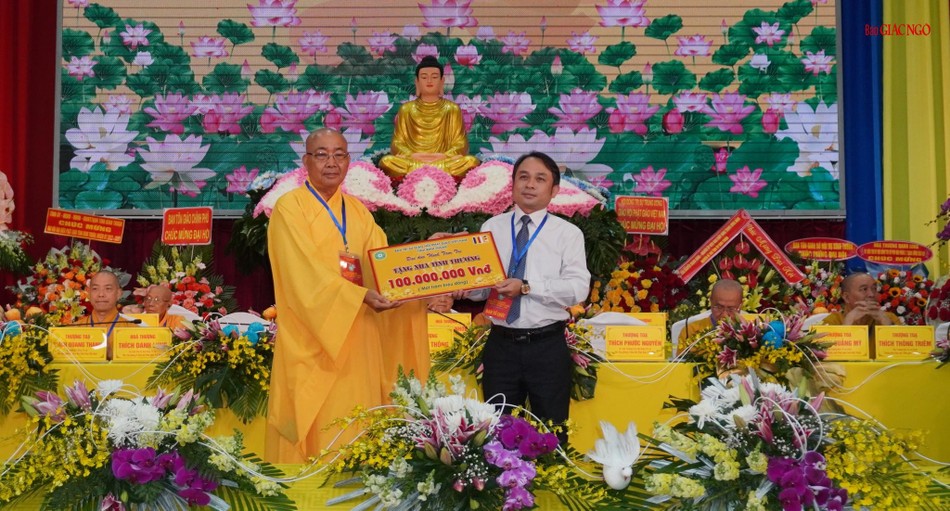 Hòa thượng Thích Minh Nhật trao ủng hộ xây nhà tình thương đến bà con miền Trung bị ảnh hưởng bão số 4 vừa qua