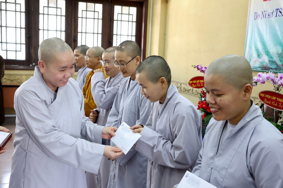 Ni sư Thích nữ Như Nguyệt trao các suất học bổng Ni sư Thích nữ Như Nguyệt trao các suất học bổng