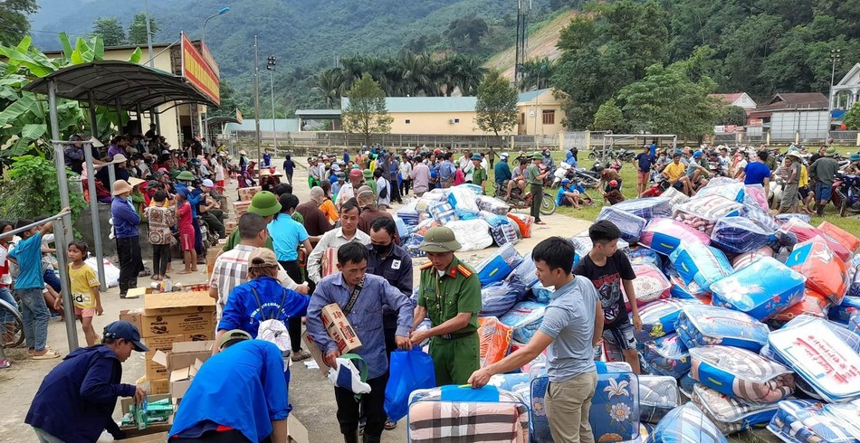 Đại diện các cơ quan hỗ trợ tặng quà đến người dân Đại diện các cơ quan hỗ trợ tặng quà đến người dân