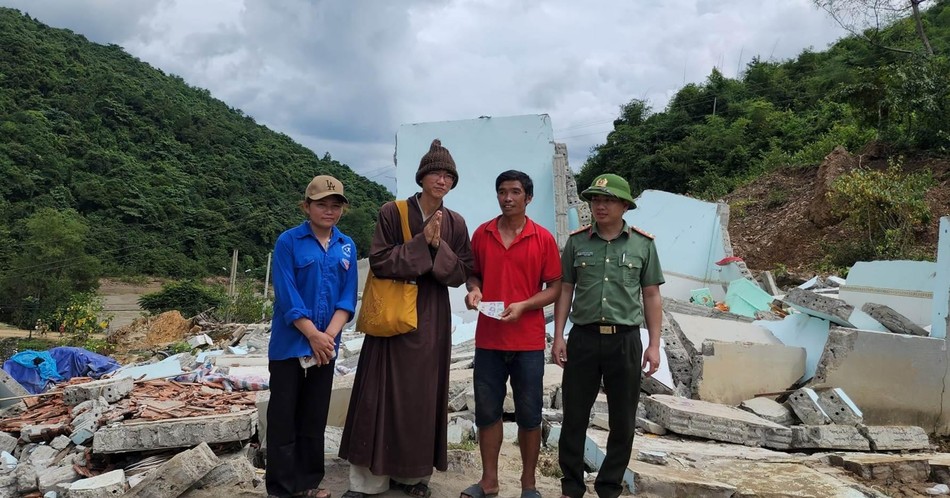 Đại đức Thích Thị Vinh đại diện mạnh thường quân, cùng chư Tăng chùa Bửu Đà trao tiền hỗ trợ đến người dân, trước căn nhà bị sập hoàn toàn do lũ quét vừa qua Đại đức Thích Thị Vinh đại diện mạnh thường quân, cùng chư Tăng chùa Bửu Đà trao tiền hỗ trợ đến người dân, trước căn nhà bị sập hoàn toàn do lũ quét vừa qua