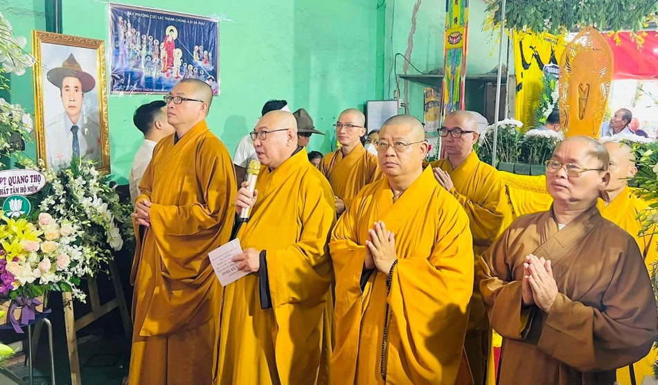 Chư tôn đức Ban Trị sự GHPGVN huyện Hóc Môn viếng tang - Ảnh: Phật giáo Hóc Môn