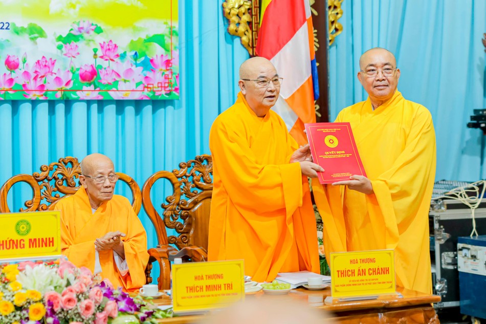 Hòa thượng Thích Ấn Chánh, Ủy viên Hội đồng Trị sự trao quyết định đến Hòa thượng Thích Minh Nhật Hòa thượng Thích Ấn Chánh, Ủy viên Hội đồng Trị sự trao quyết định đến Hòa thượng Thích Minh Nhật