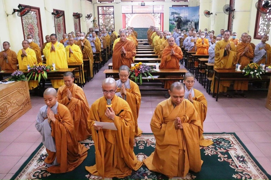 Tăng Ni Lớp Cao - Trung cấp giảng sư khóa XII dâng lời cảm tưởng nguyện tinh tấn trên con đường tu học - Ảnh: Đức Lộc Tăng Ni Lớp Cao - Trung cấp giảng sư khóa XII dâng lời cảm tưởng nguyện tinh tấn trên con đường tu học - Ảnh: Đức Lộc