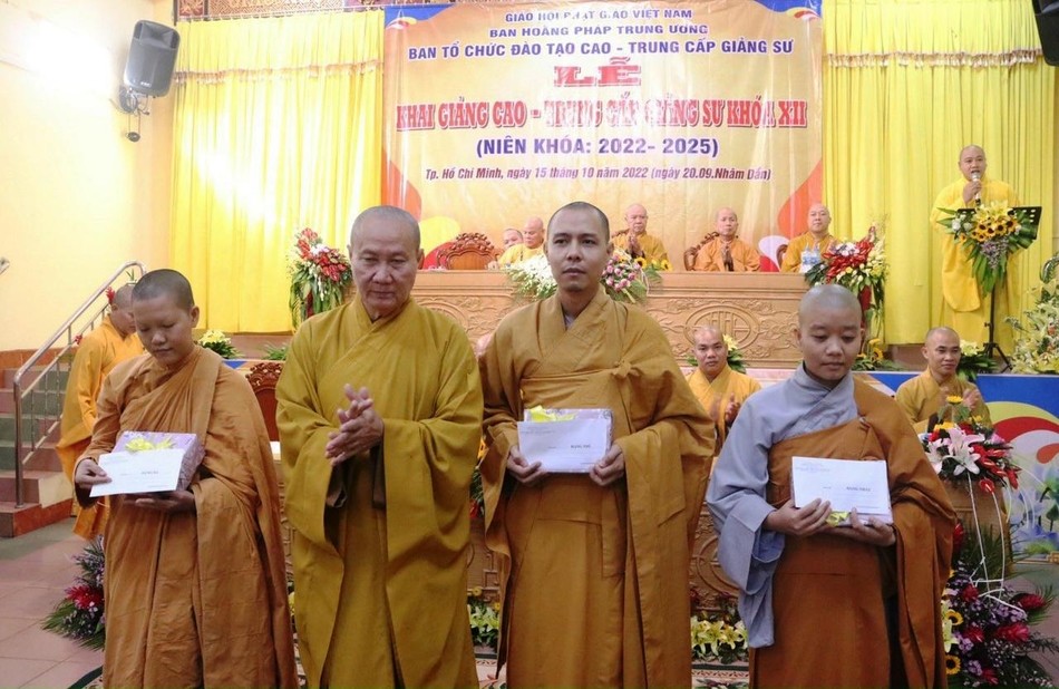 Thượng tọa Thích Phước Nghiêm trao phần thưởng đến Tăng Ni giảng sinh thi tuyển đạt điểm cao - Ảnh: Đức Lộc Thượng tọa Thích Phước Nghiêm trao phần thưởng đến Tăng Ni giảng sinh thi tuyển đạt điểm cao - Ảnh: Đức Lộc