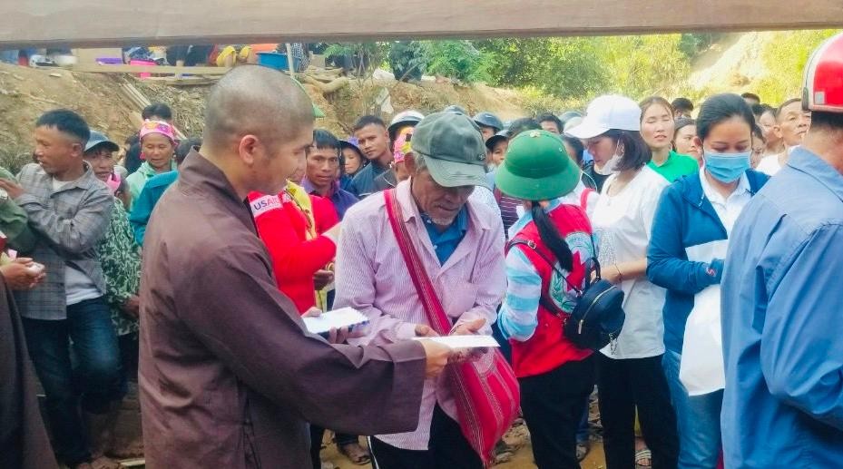 Trao tặng quà đến người dân tại huyện Kỳ Sơn, tỉnh Nghệ An