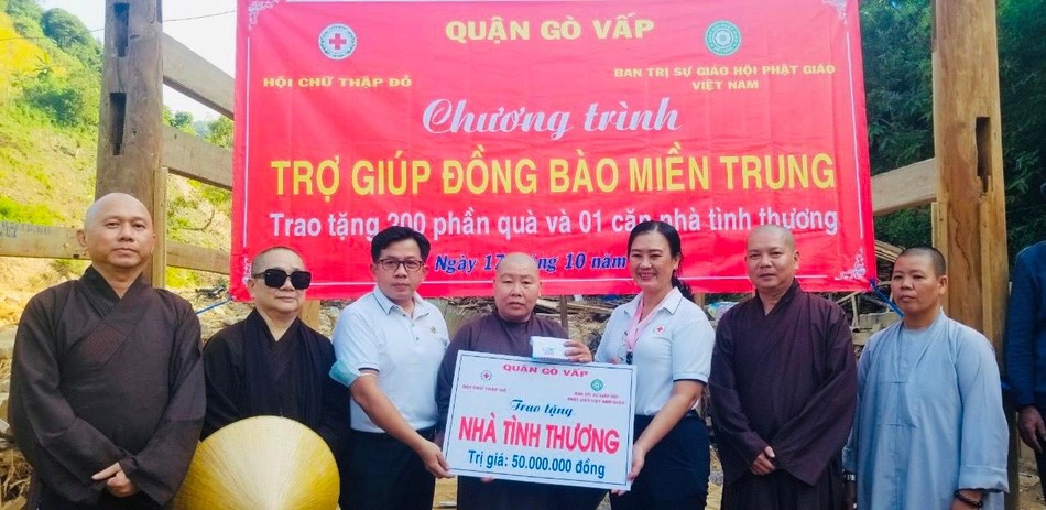 Đoàn trao tặng 50 triệu đồng hỗ trợ đến người dân tại Nghệ An có nhà bị sập hoàn toàn do lũ