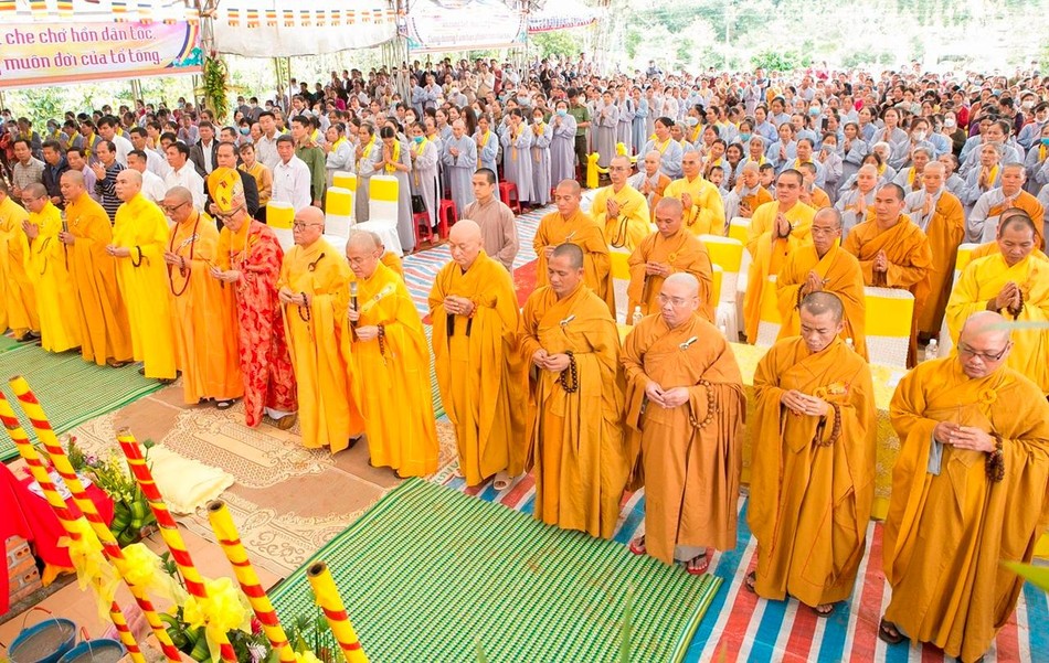 Nghi thức niêm hương đảnh lễ Tam bảo