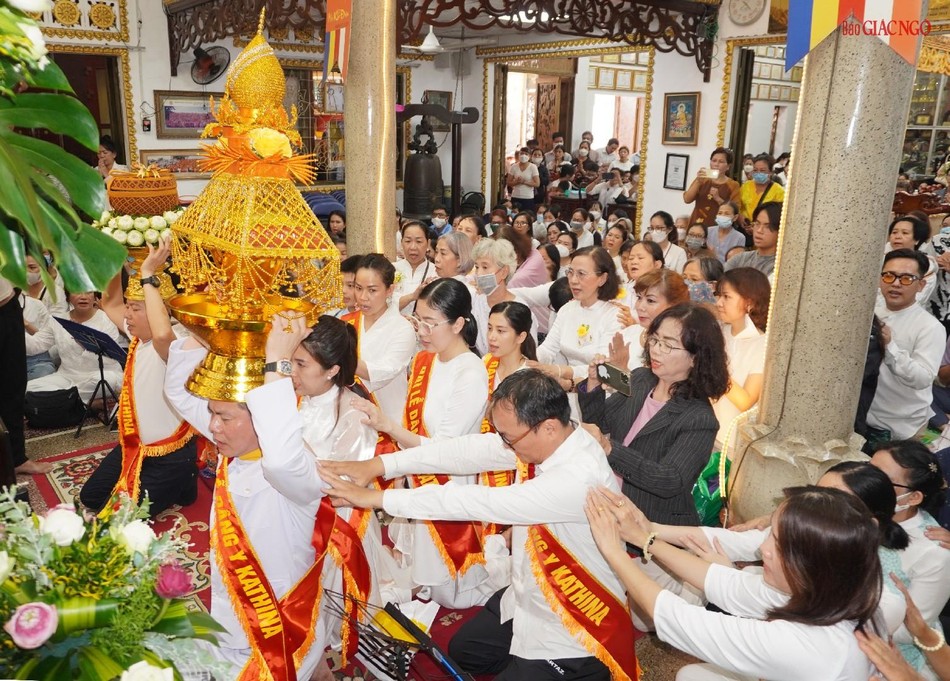 Tác bạch dâng y Kathina