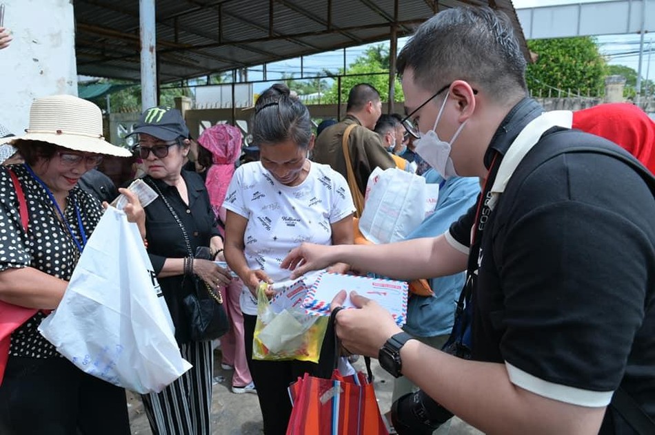 Ngoài quà tặng còn có thêm phong bì tiền Ngoài quà tặng còn có thêm phong bì tiền