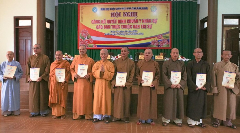 Thượng tọa Thích Quảng Hiền trao quyết định đến các ban chuyên môn