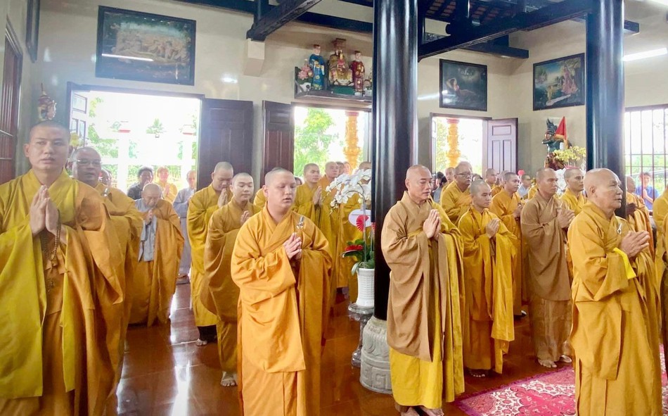 Chư tôn đức Tăng Ni và Phật tử tham dự buổi lễ Chư tôn đức Tăng Ni và Phật tử tham dự buổi lễ