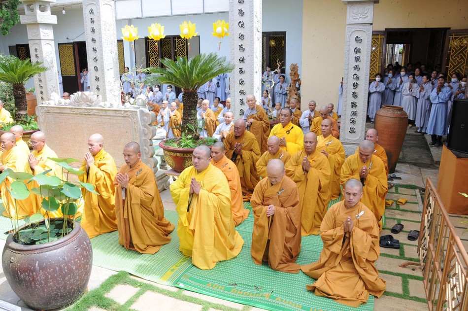 Chư tôn đức Tăng Ni, Phật tử đồng cầu nguyện Giác linh cố Hòa thượng cao đăng Phật quốc Chư tôn đức Tăng Ni, Phật tử đồng cầu nguyện Giác linh cố Hòa thượng cao đăng Phật quốc