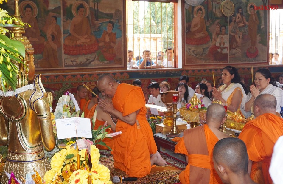 Dâng hương lễ Phật