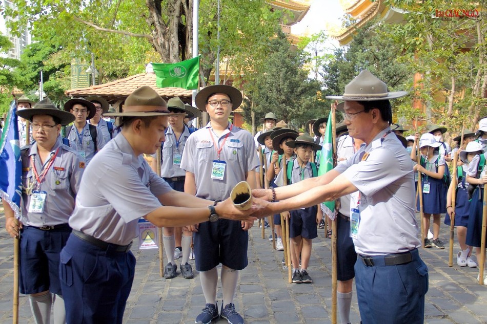 Trao còi lệnh đến Trại Trưởng liên trại - Huynh trưởng Thiện Phước Trao còi lệnh đến Trại Trưởng liên trại - Huynh trưởng Thiện Phước