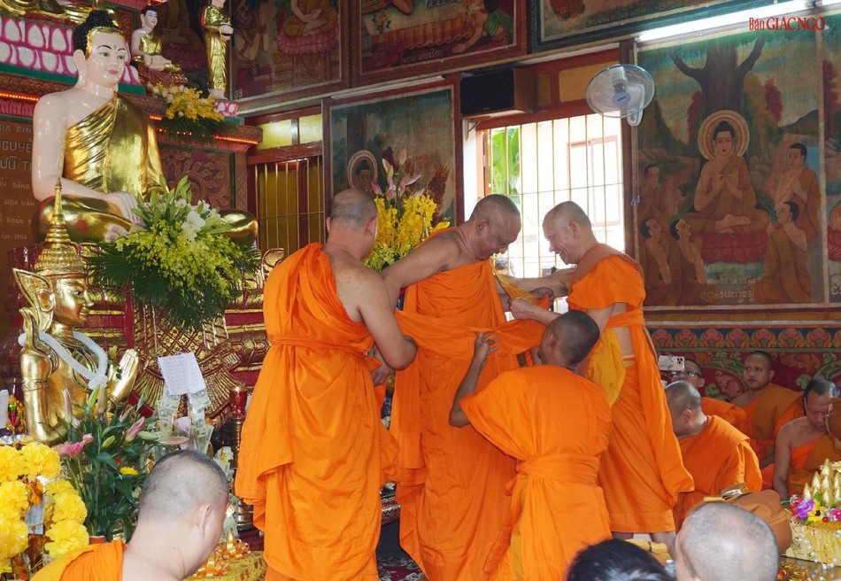 Chư Tăng thực hiện nghi thức hành Tăng sự giao y