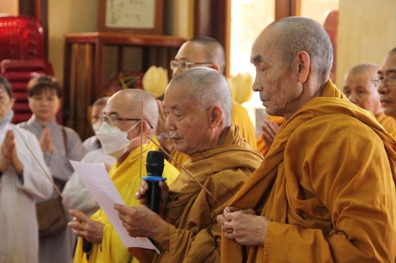 Chư tôn đức cử hành nghi lễ niêm hương Chư tôn đức cử hành nghi lễ niêm hương