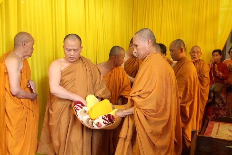 Trong tiếng niệm Phật trầm hùng, môn đồ pháp quyến đã thành kính cung thỉnh nhục thân của Hòa thượng đến Giác linh đường Trong tiếng niệm Phật trầm hùng, môn đồ pháp quyến đã thành kính cung thỉnh nhục thân của Hòa thượng đến Giác linh đường