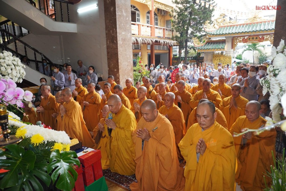 Thượng tọa Thích Phước Nguyên cảm tạ Thượng tọa Thích Phước Nguyên cảm tạ