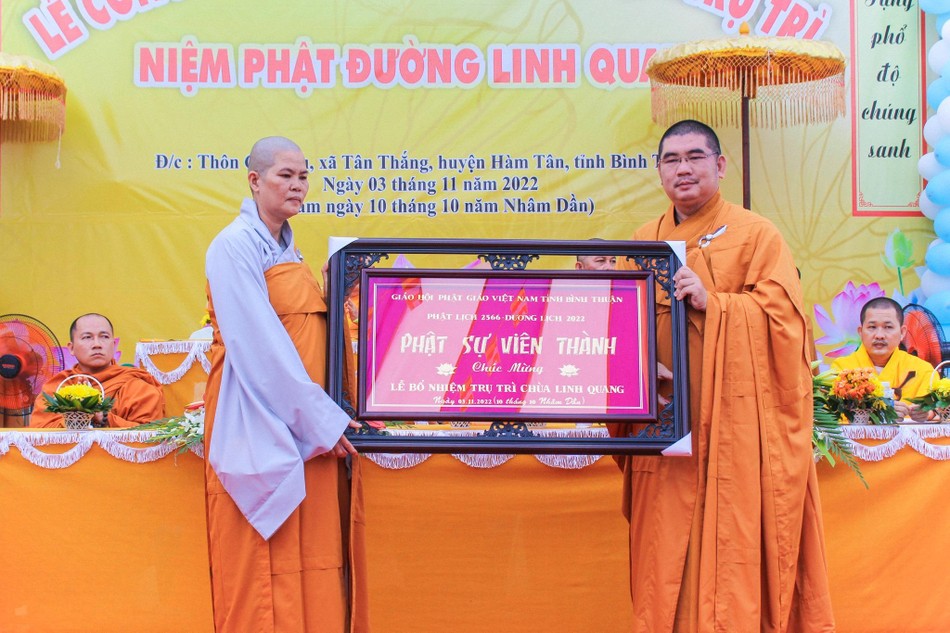 Đại đức Thích Nguyên Nguyệt trao khánh chúc mừng của Ban Trị sự GHPGVN tỉnh Bình Thuận