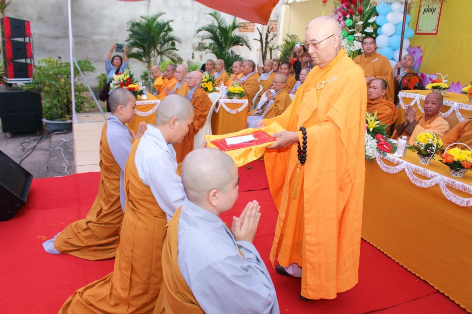 Hòa thượng Thích Ấn Chánh, Chứng minh Ban Trị sự GHPGVN tỉnh trao quyết định bổ nhiệm đến Sư cô Thích Nữ Giới Nguyện