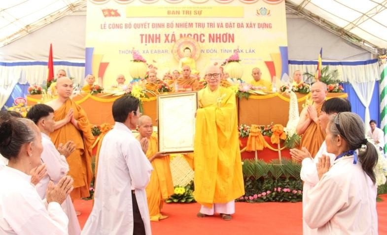 Hòa thượng Thích Châu Quang trao quyết định bổ nhiệm đến Đại đức Thích Giác Thủy