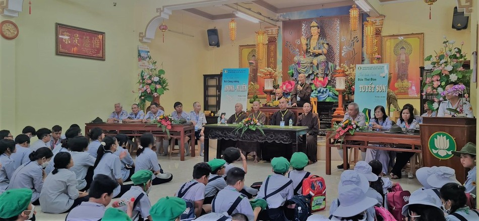 Thượng tọa Thích Đạt Đức thay mặt chư tôn đức ban đạo từ chứng minh Thượng tọa Thích Đạt Đức thay mặt chư tôn đức ban đạo từ chứng minh