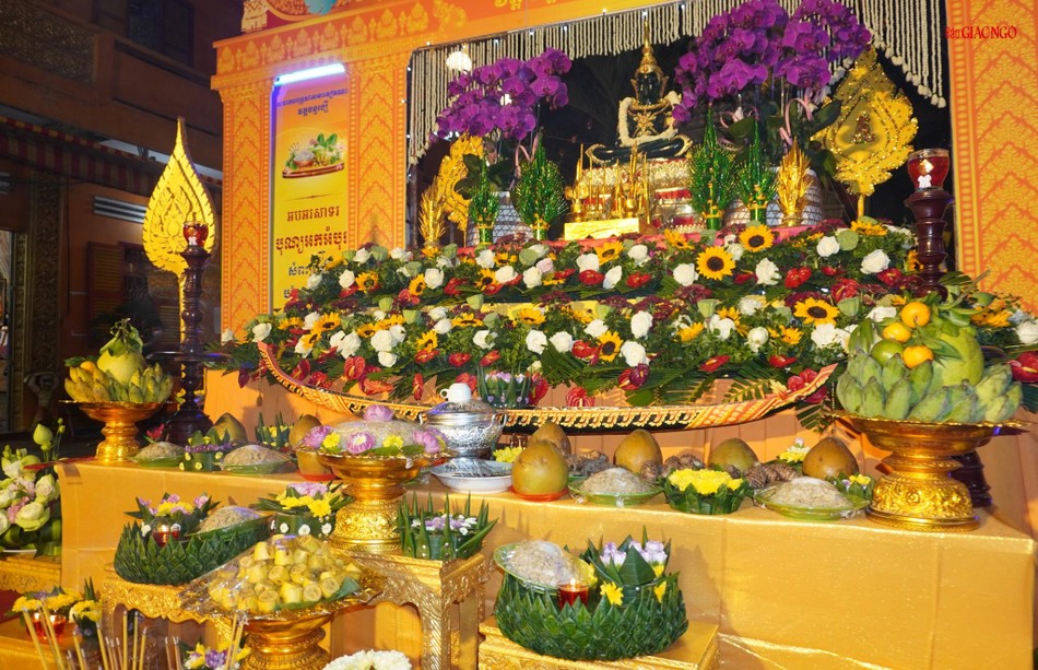 Vật phẩm để cúng trăng trong lễ Ok-om-bok là cốm dẹp, dừa, chuối... để tưởng nhớ công ơn mặt trăng, vị thần điều tiết mùa màng, mang lại ấm no hạnh phúc cho con người