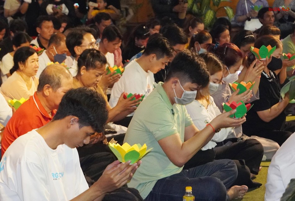 Dâng hoa đăng cầu nguyện an lành