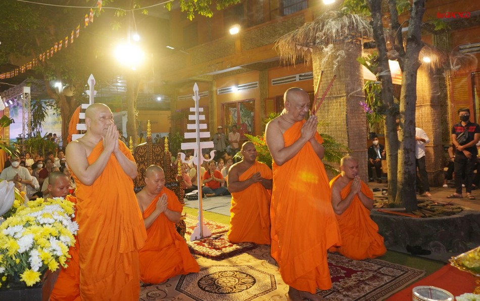 Chư tôn đức dâng hương