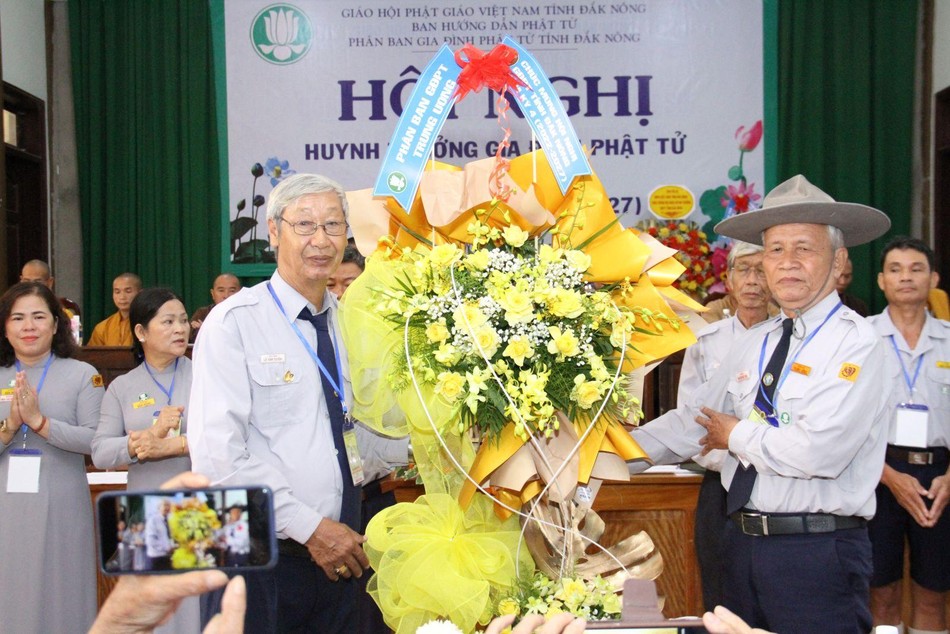 Huynh trưởng Tâm Duệ tặng lẵng hoa chúc mừng đến Phân ban Gia đình Phật tử tỉnh Đắk Nông nhiệm kỳ 2022-2027