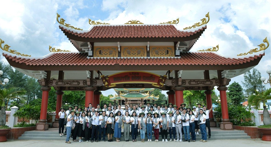 Đoàn chụp ảnh lưu niệm tại di tích mộ nhà thơ yêu nước Nguyễn Đình Chiểu